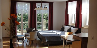 Monteurwohnung - Kühlschrank - PLZ 08428 (Deutschland) - Wohn- und Schlafraum - Ferienwohnung zum Entspannen