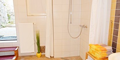 Monteurwohnung - Badezimmer: eigenes Bad - Gößweinstein - 4-8 Personen, 4 Schlafzimmer, Komplett ausgestattet, Parkplatz, eig. Eingang