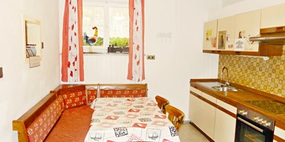 Monteurwohnung - Kühlschrank - PLZ 95473 (Deutschland) - Küche mit ausziehbaren Tisch - 4-8 Personen, 4 Schlafzimmer, Komplett ausgestattet, Parkplatz, eig. Eingang