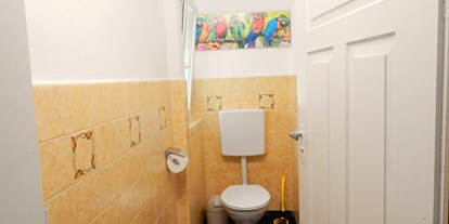 Monteurwohnung - Badezimmer: eigenes Bad - Gräfenberg Höfles 2 - WC separat - 4-8 Personen, 4 Schlafzimmer, Komplett ausgestattet, Parkplatz, eig. Eingang