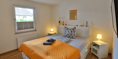 Monteurwohnung - Zimmertyp: Doppelzimmer - Büsum - Schlafen EG mit eigenen TV - Hus Möwenschiet 2-8 Pers.