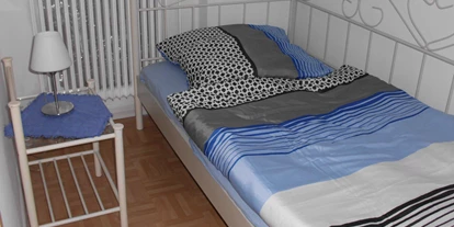 Monteurwohnung - Zimmertyp: Mehrbettzimmer - Schlafzimmer mit 1 Bett - Am Hang