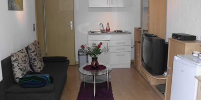 Monteurwohnung - WLAN - Lüdenscheid - Wohnraum mit Sofa ( auch als Schlafsofa) SAT TV Single Küche

Kühlschrank, Microwelle, kleiner Backofen Kaffeemaschine, Wasserkocher und Geschirr, Waschmaschine auf Anfrage - Am Hang
