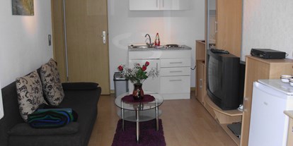 Monteurwohnung - Zimmertyp: Doppelzimmer - Wipperfürth - Wohnraum mit Sofa ( auch als Schlafsofa) SAT TV Single Küche

Kühlschrank, Microwelle, kleiner Backofen Kaffeemaschine, Wasserkocher und Geschirr, Waschmaschine auf Anfrage - Am Hang