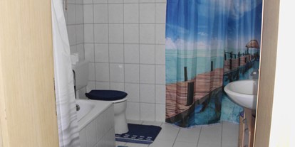 Monteurwohnung - Bettwäsche: Bettwäsche inklusive - PLZ 58566 (Deutschland) - Bad mit Badewanne und WC 

Handtücher und Bettwäsche können gestellt werden  - Am Hang