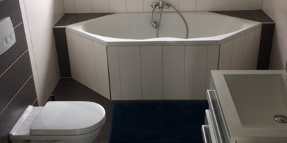 Monteurwohnung - Bettwäsche: Bettwäsche inklusive - Wallhalben - Badezimmer Nr 1 - Haus Schönenberg