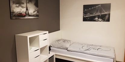 Monteurwohnung - Kühlschrank - PLZ 36214 (Deutschland) - Eines der Schlafzimmer der Monterunterkünfte Sennhenn mit Einzelbetten - Monterunterkünfte Sennhenn