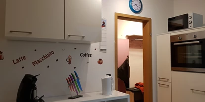 Monteurwohnung - Waschmaschine - Söhrewald - Küchenboard mit Wasserkocher und Senseo Kaffeemaschine - Monterunterkünfte Sennhenn