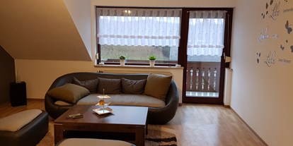 Monteurwohnung - Zimmertyp: Mehrbettzimmer - PLZ 37284 (Deutschland) - Durchgang zum Balkon mit Hollzkohlegrill. - Monterunterkünfte Sennhenn