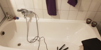 Monteurwohnung - Badezimmer: eigenes Bad - PLZ 36179 (Deutschland) - Bad mit Wanne und Dusche und natürlich auch einer Waschmaschine - Monterunterkünfte Sennhenn
