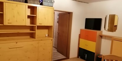Monteurwohnung - Kühlschrank - Weener - Schlafzimmer mit 3 Schrankbetten ca 16qm. - Haus Else