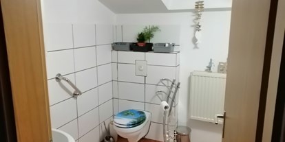 Monteurwohnung - Badezimmer: Gemeinschaftsbad - Ostfriesland - BADEZIMMER MIT BLICK AUF TOILETTE.  - Haus Else