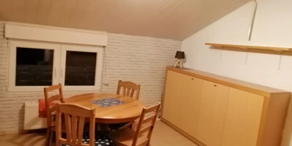 Monteurwohnung - Zimmertyp: Mehrbettzimmer - Saterland - Schlafzimmer mit 3 Schrankbetten und Tisch.  - Haus Else