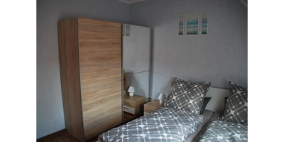 Monteurwohnung - Kühlschrank - Zellingen - Doppelzimmer mit Kleiderschrank - Schlafen wie Zuhause