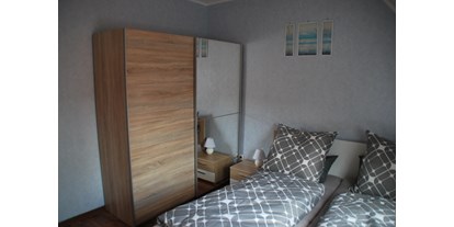 Monteurwohnung - Einzelbetten - Hausen bei Würzburg - Doppelzimmer mit Kleiderschrank - Schlafen wie Zuhause