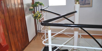 Monteurwohnung - Badezimmer: eigenes Bad - Zellingen - Wendeltreppe zum Dachzimmer - Schlafen wie Zuhause