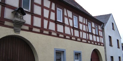 Monteurwohnung - WLAN - Eisingen (Landkreis Würzburg) - Eingang zum Hof - Schlafen wie Zuhause