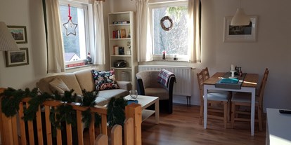 Monteurwohnung - Küche: eigene Küche - Wachau - Geräumiges Wohn- und Esszimmer mit TV, WLAN, Büchern und Spielen - Dopplestöckiges Ferienhaus in Loschwitz