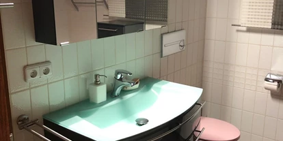 Monteurwohnung - Bettwäsche: Bettwäsche inklusive - Söhrewald - Das anspruchsvolle Badezimmer mit Dusche - Zum Langenberg