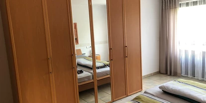 Monteurwohnung - Badezimmer: eigenes Bad - Söhrewald - Das Schlafzimmer mit Doppelbett - Zum Langenberg