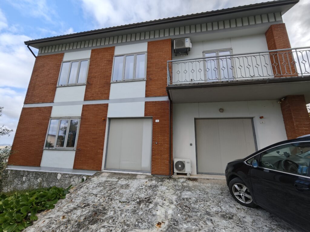 Monteurwohnung: Haus mit 2 separaten Apartments, Parkplatz - CASA DORIS, Montecarotto, Le Marche