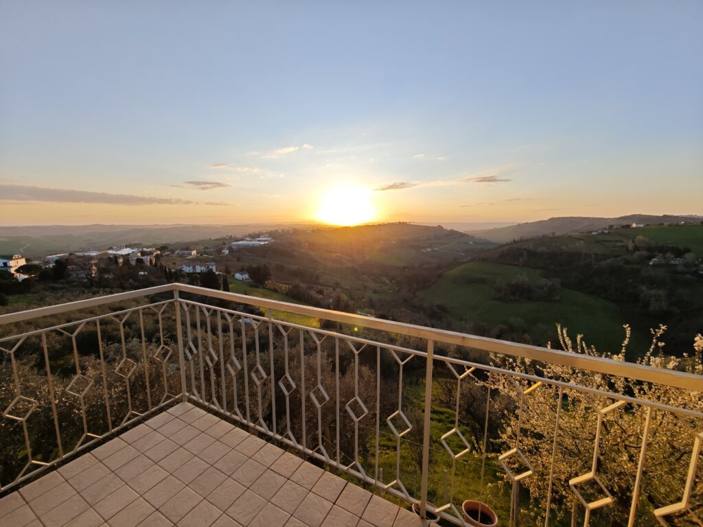 Monteurzimmer - Balkon mit Aussicht - CASA DORIS, Montecarotto, Le Marche - Apt. 1 EG