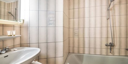 Monteurwohnung - Bettwäsche: Bettwäsche inklusive - Luxembourg / Land der roten Erde - Badezimmer mit Badewanne und Dusche - HOTEL LE POSTILLON