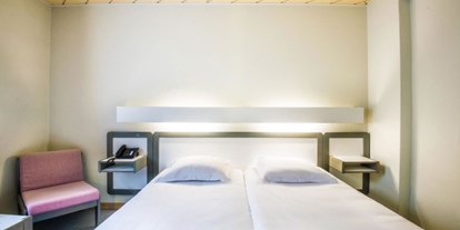 Monteurwohnung - Luxembourg (Belgique) - Doppelbett mit Telefon - HOTEL LE POSTILLON
