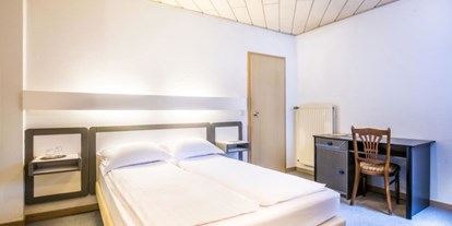 Monteurwohnung - Bettwäsche: Bettwäsche inklusive - Luxembourg / Land der roten Erde - Monteurzimmer mit TV und Telefon - HOTEL LE POSTILLON