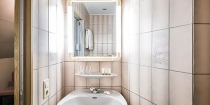 Monteurwohnung - Zimmertyp: Mehrbettzimmer - Übereisenbach - Waschbecken und Spiegel - HOTEL LE POSTILLON