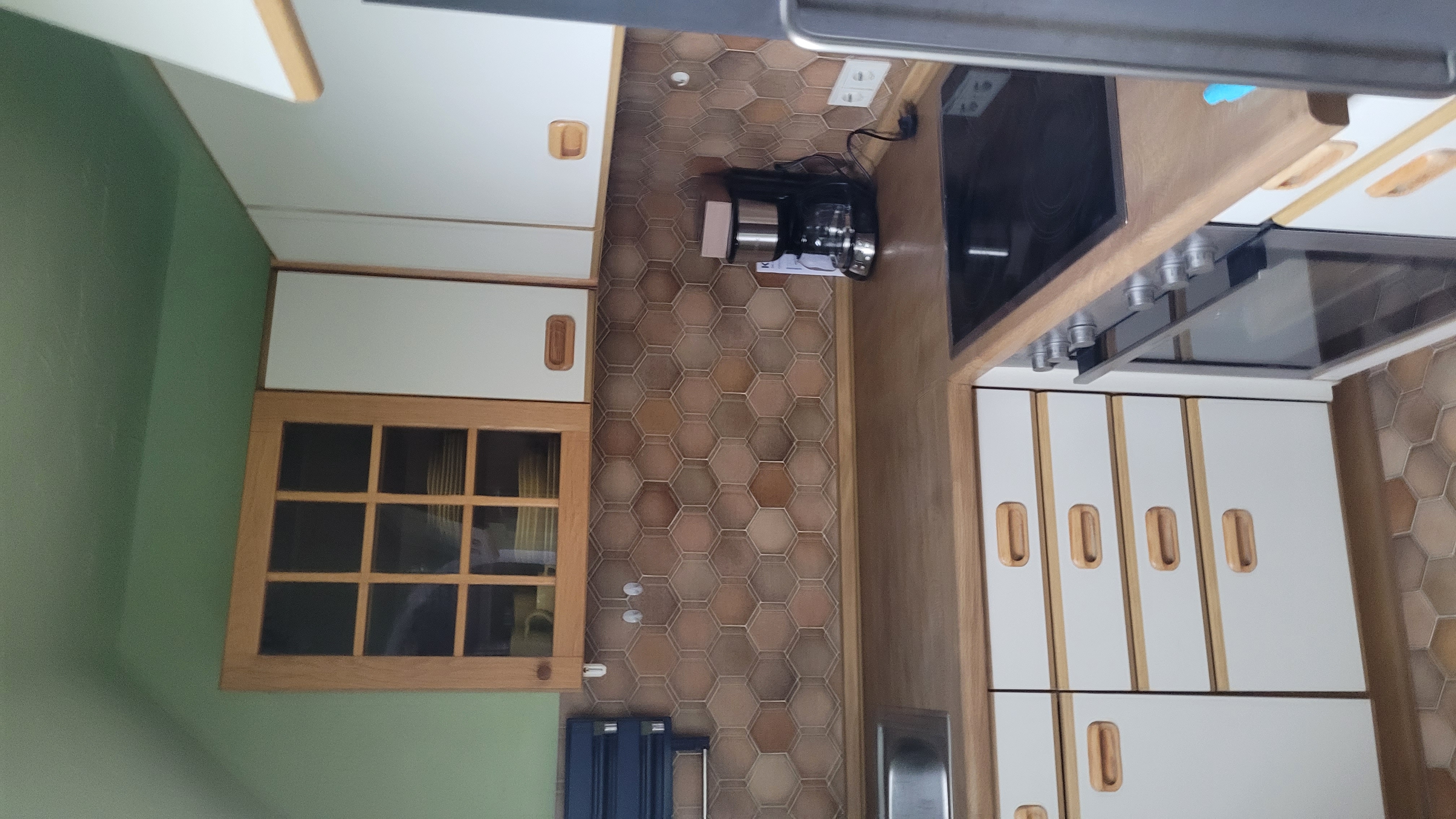 Monteurzimmer - Kleine Küche mit Kaffeemaschine und Geschirr  - Margit Fesenmayr