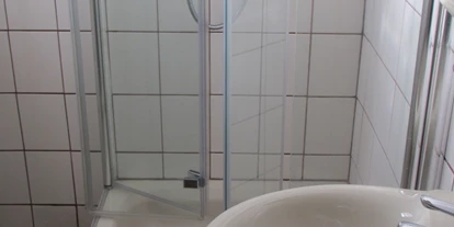 Monteurwohnung - Küche: eigene Küche - Wittlich - Bad mit Dusche, Waschbecken und WC - Pension Dietmar Hoffmann