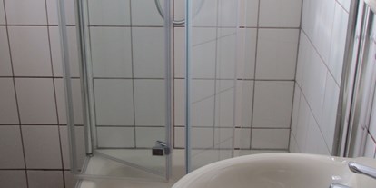 Monteurwohnung - Küche: eigene Küche - Leiwen - Bad mit Dusche, Waschbecken und WC - Pension Dietmar Hoffmann