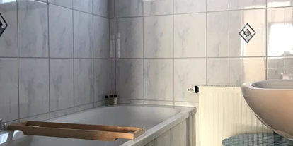 Monteurwohnung - Küche: Küchenmitbenutzung - PLZ 35638 (Deutschland) - Bad unten mit Badewanne - Ferienhaus Tim
