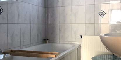 Monteurwohnung - Kühlschrank - PLZ 35799 (Deutschland) - Bad unten mit Badewanne - Ferienhaus Tim