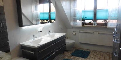 Monteurwohnung - Zimmertyp: Doppelzimmer - Ettringen (Landkreis Unterallgäu) - Badezimmer  - Wohnung - Essen - Schlafen - alles in einem Haus