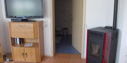 Monteurwohnung - Badezimmer: eigenes Bad - Gempen - Pelletofen im Wohnzimmer - Ferienwohnung Alexandra