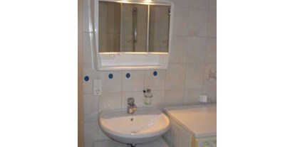 Monteurwohnung - Badezimmer: eigenes Bad - Steinen Hägelberg - Bad Waschbecken und Spiegelschrank - Ferienwohnung Alexandra