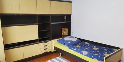 Monteurwohnung - Zimmertyp: Mehrbettzimmer - PLZ 74243 (Deutschland) - Einzelzimmer, gemeinschaftlich Küche, WC, Bad, Aufenthaltsraum mit TV - Markus Hahn
