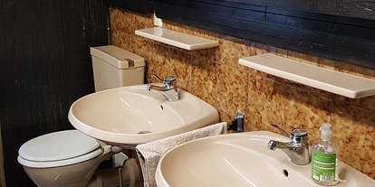 Monteurwohnung - Badezimmer: Gemeinschaftsbad - Schöntal - Bad 1. OG mit 2 Waschbecken, 2 Duschen, Waschmaschine und Trockner - Markus Hahn