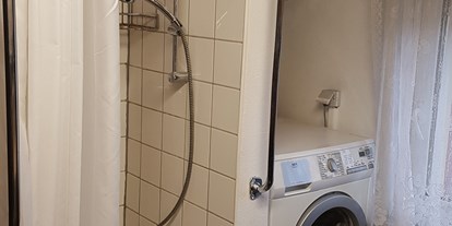 Monteurwohnung - Kühlschrank - PLZ 74248 (Deutschland) - Bad 1. OG mit 2 Waschbecken, 2 Duschen, Waschmaschine und Trockner - Markus Hahn