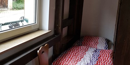 Monteurwohnung - Badezimmer: Gemeinschaftsbad - Schöntal - EG Zimmer mit 3 Einzelbetten, Sitzecke und Holzofen - Markus Hahn