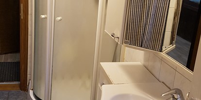Monteurwohnung - Badezimmer: Gemeinschaftsbad - Großerlach - Bad EG mit 2 Waschbecken, Dusche, WC, Waschmaschine - Markus Hahn