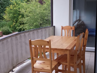 Monteurwohnung - WLAN - Bräunlingen - Balkon mit Sitzgelegenheit - Ferri's Monteurzimmer
