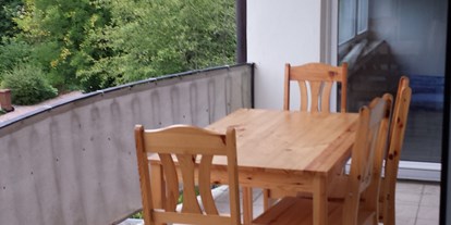 Monteurwohnung - Badezimmer: eigenes Bad - Schwenningen Zimmern - Balkon mit Sitzgelegenheit - Ferri's Monteurzimmer