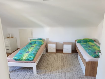 Monteurwohnung - Bettwäsche: Bettwäsche inklusive - Schwarzwald - Wohnung 1 - Zimmer mit Einzelbetten in der Monteurunterkunft in Schwenningen - Ferri's Monteurzimmer