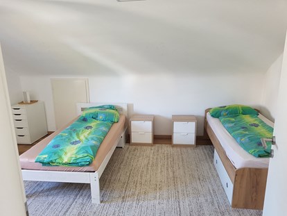 Monteurwohnung - WLAN - Bräunlingen - Wohnung 1 - Zimmer mit Einzelbetten in der Monteurunterkunft in Schwenningen - Ferri's Monteurzimmer