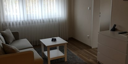 Monteurwohnung - Küche: eigene Küche - Alteglofsheim - Wohnzimmer - Aubach 