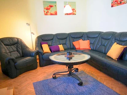 Monteurwohnung - Zimmertyp: Mehrbettzimmer - Flußbach - Wohnzimmer mit Sitzecke, Kabel-TV, Internet mit 50 MBit/s - Bernkasteler MoselApartments