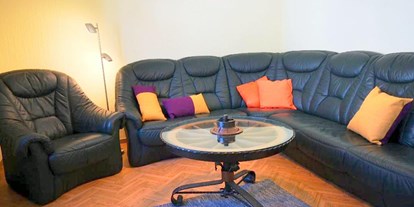 Monteurwohnung - Zimmertyp: Mehrbettzimmer - Deuselbach - Wohnzimmer mit Sitzecke, Kabel-TV, Internet mit 50 MBit/s - Bernkasteler MoselApartments